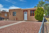 Building Photo - UNM/CNM 3 Bedroom 1 1/2 Bath Home