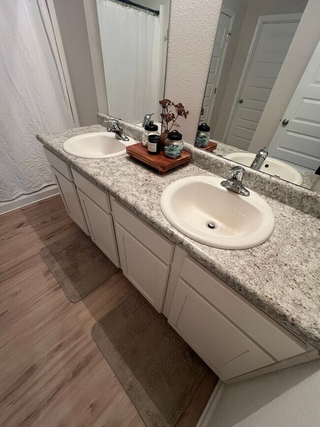 Building Photo - Woodlands 4 bed 2 bath gem !