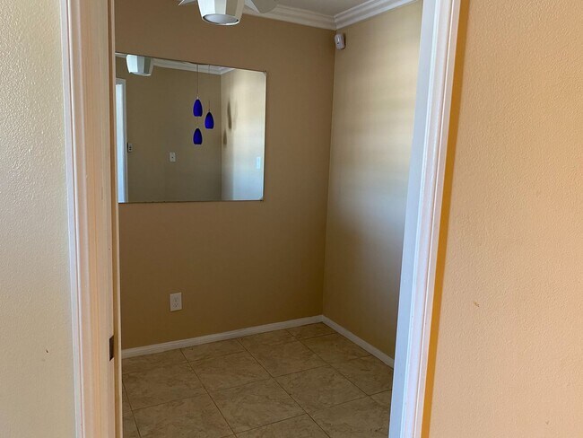 Building Photo - One Bedroom Apartment near UCR