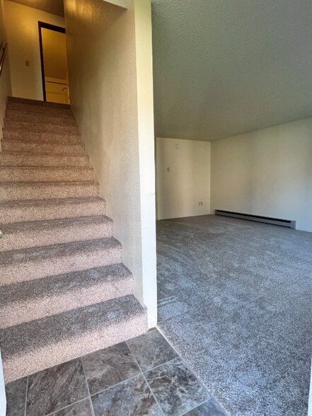 Building Photo - 100-190 SE Viewmont Ave