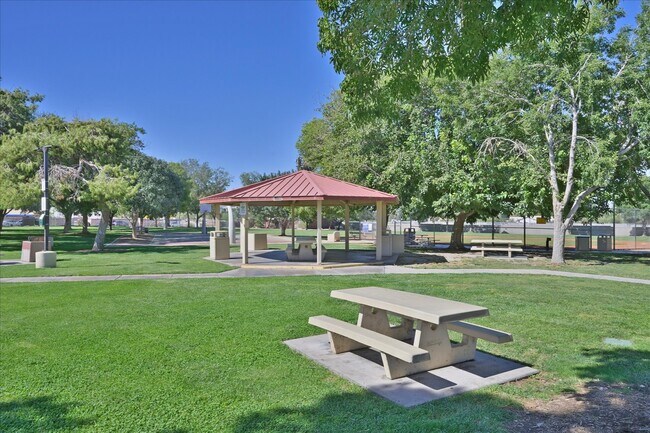Building Photo - 313 Montcliff Ave