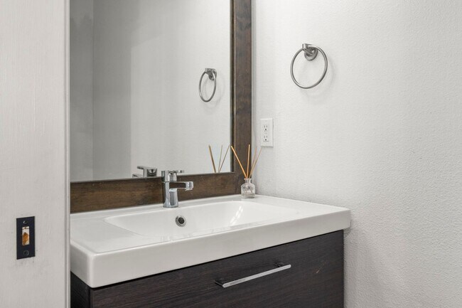 Building Photo - Updated Central Park Condo for Lease