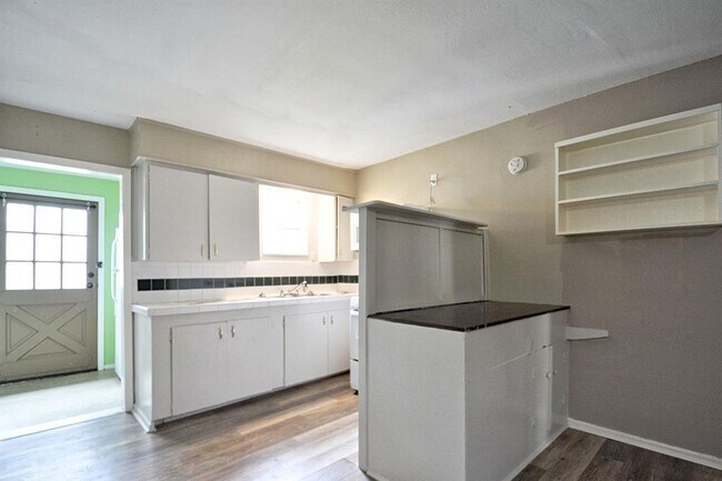 Building Photo - 517 E Martindale St