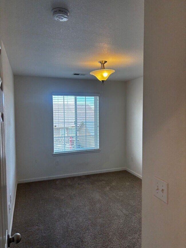Building Photo - Available now 3bd 3.5 ba .Town home for rent located near Buckley AFB between Smokey hill and Qui...