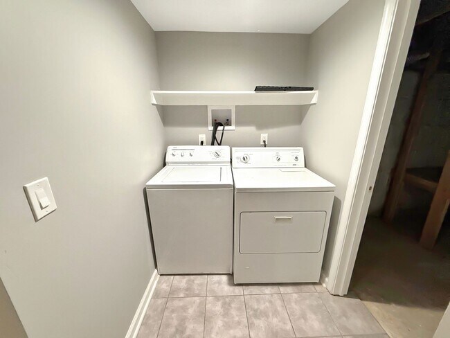 Building Photo - Beautiful 2BR + Den Home with 2 Baths, Modern Kitchen & Central AC