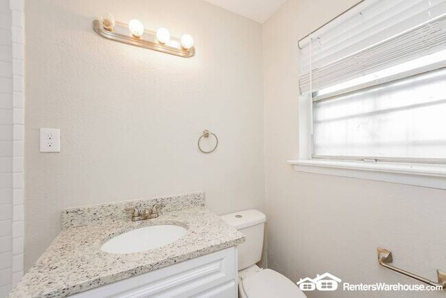 Building Photo - Newly renovated spacious 4 bed/2 bath, wit...