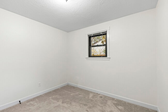 Building Photo - 18605 NE Everett Ct