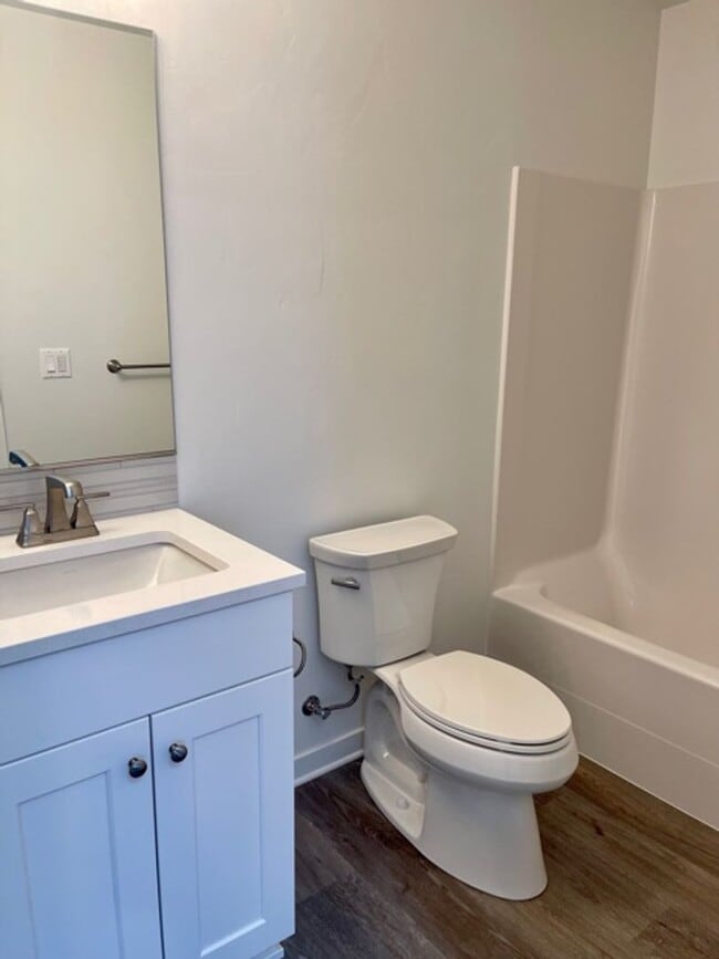Building Photo - Gorgeous newer townhome in SE Bend!
