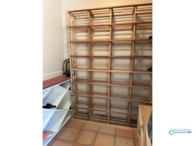 Building Photo - Beautiful Home, Desirable Neighborhood, Ro...