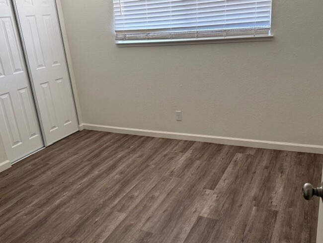 Building Photo - Updated 2 Bed / 1 Bath Duplex in Orangeval...