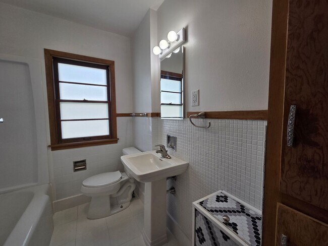 Building Photo - 4 Bedroom remodeled House Cedar Falls