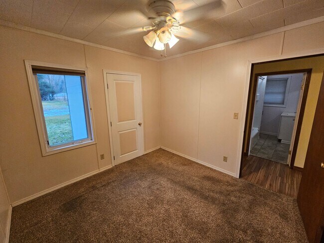 Building Photo - 3710 E Chattaroy Rd