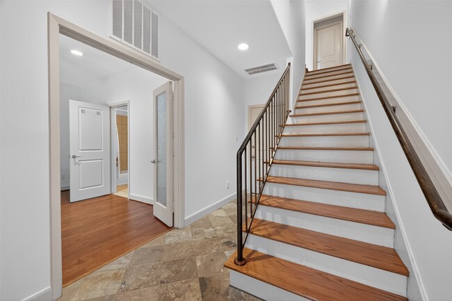 Building Photo - 5018 Lillian St