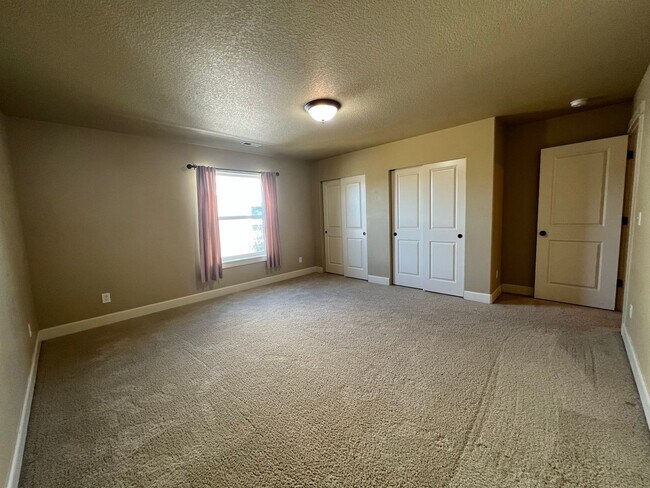 Building Photo - Spacious 3 Bedroom Home in Hood River