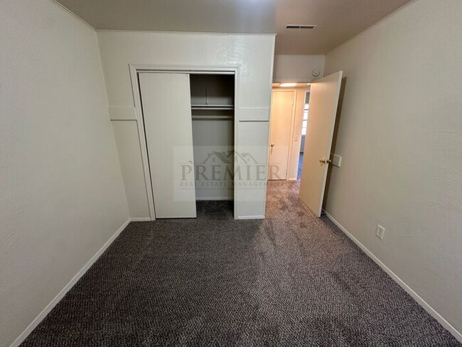 Building Photo - 2 bed / 1 bath -4 plex - close to school -...