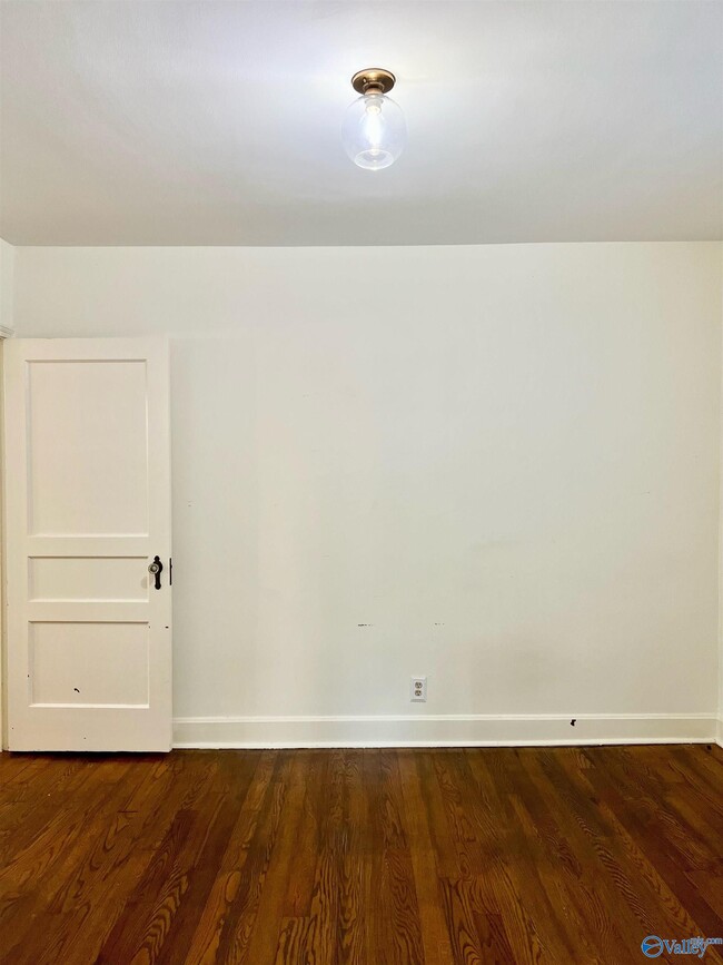 Building Photo - 2019 Vanderbilt Dr SW