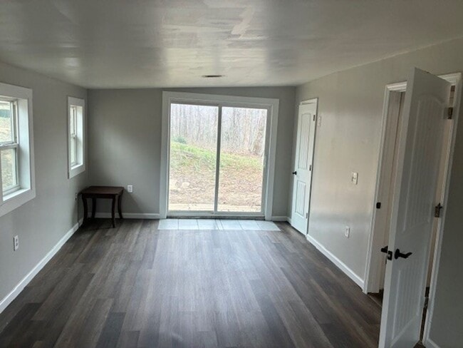 Building Photo - Rustic Country Home on 35 Acres in Bethpage, TN