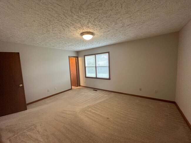 Building Photo - 8516 Amish Dr