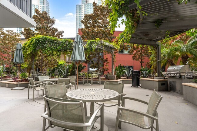 Building Photo - Modern 2-Bedroom Condo with Premium Amenities in Downtown San Diego