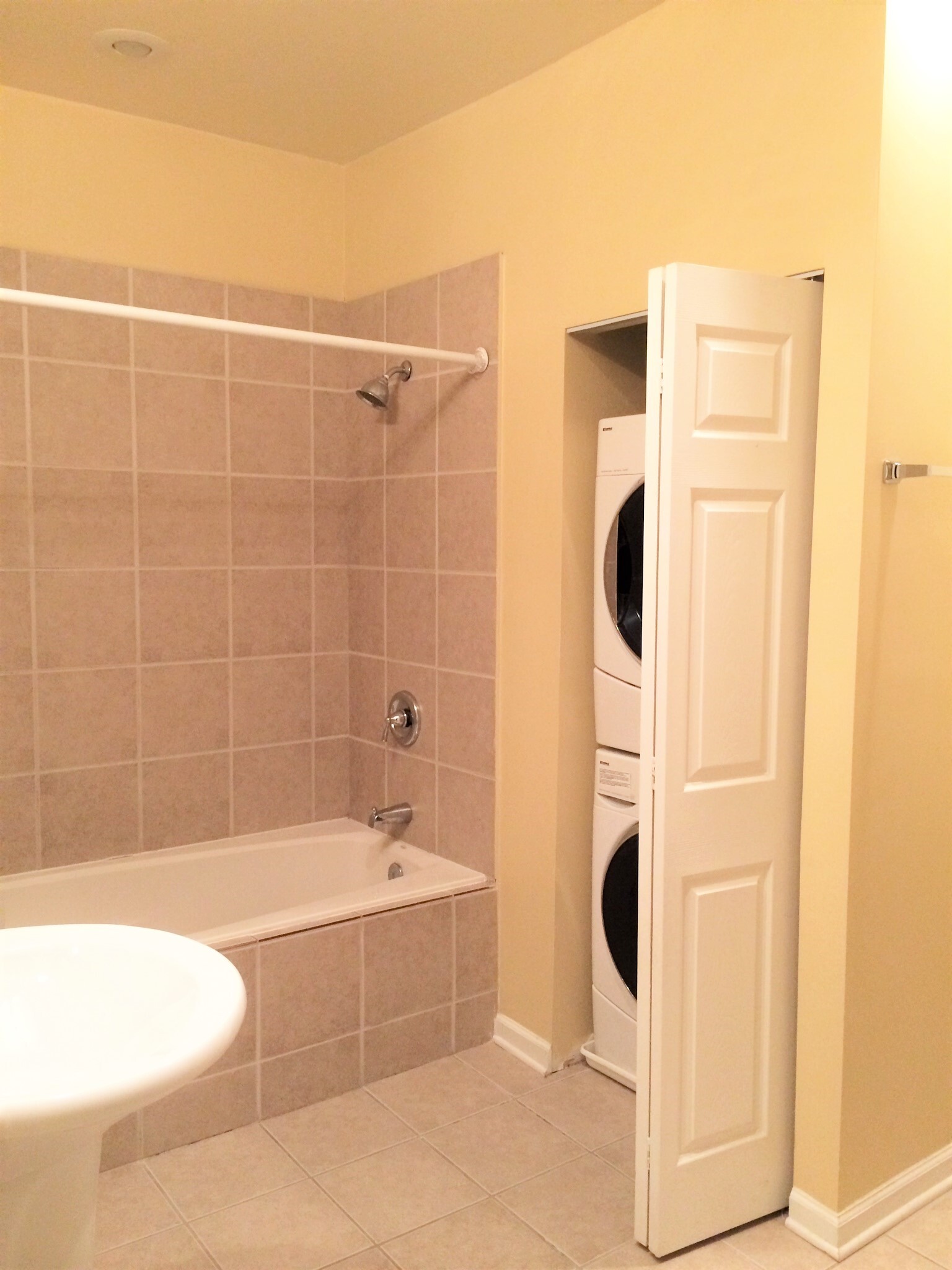 Spare bedroom bathroom - 5931 Walnut St