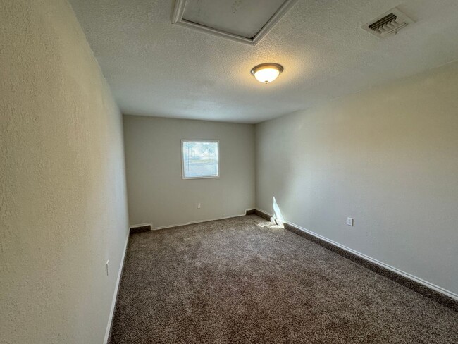 Building Photo - Newly renovated 4 bedroom home! Half off t...