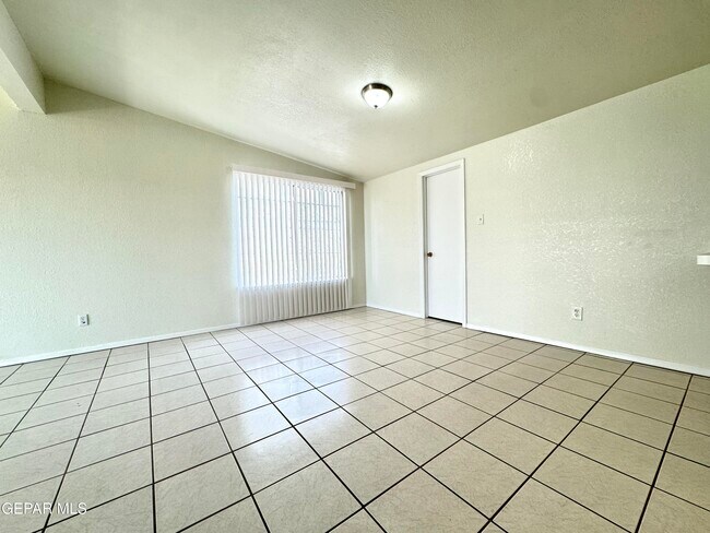 Building Photo - 9928 Acer Ave
