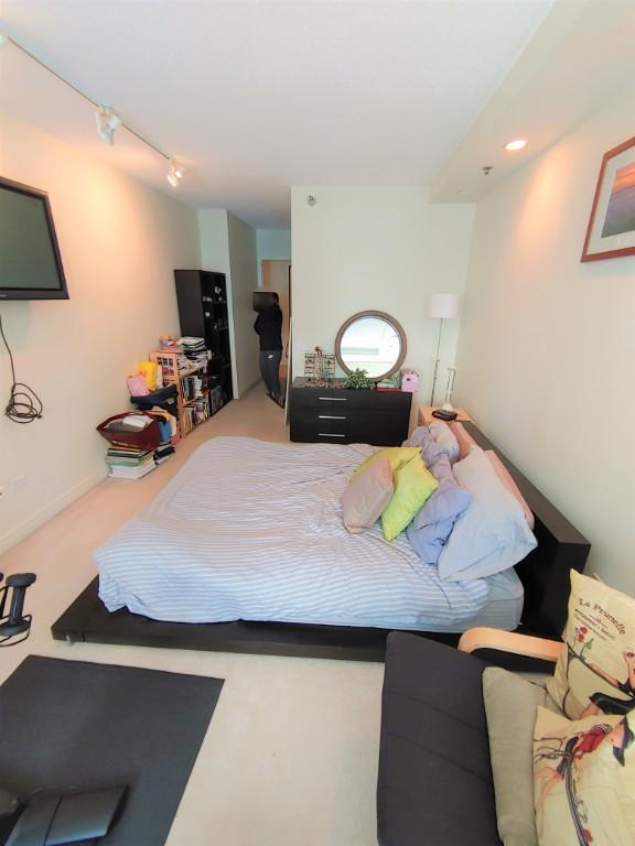 Building Photo - 1 bedroom in CHICAGO IL 60611