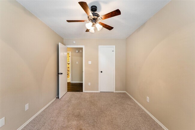 Building Photo - 5622 Village Park Dr