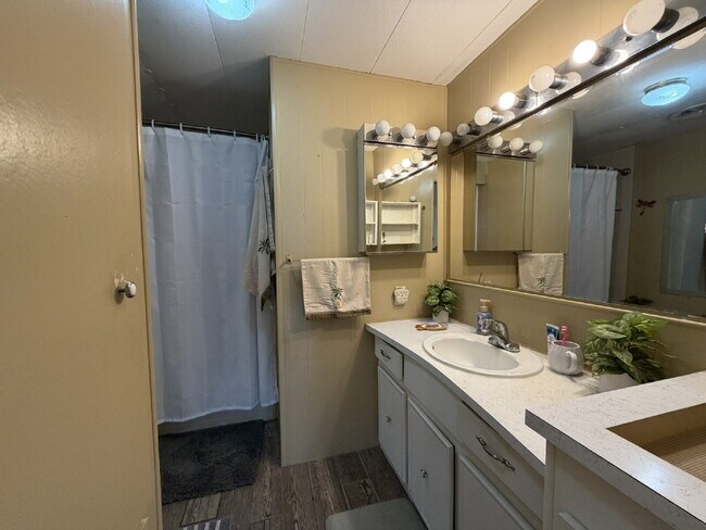 Building Photo - "Cozy 2-Bed Oasis in Nokomis, FL – Nokomis Lake Village Retreat!"