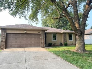 Building Photo - 1441 W Seminole St