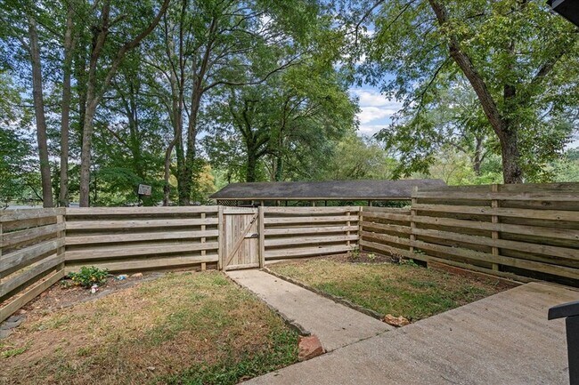 Building Photo - 541 N White St