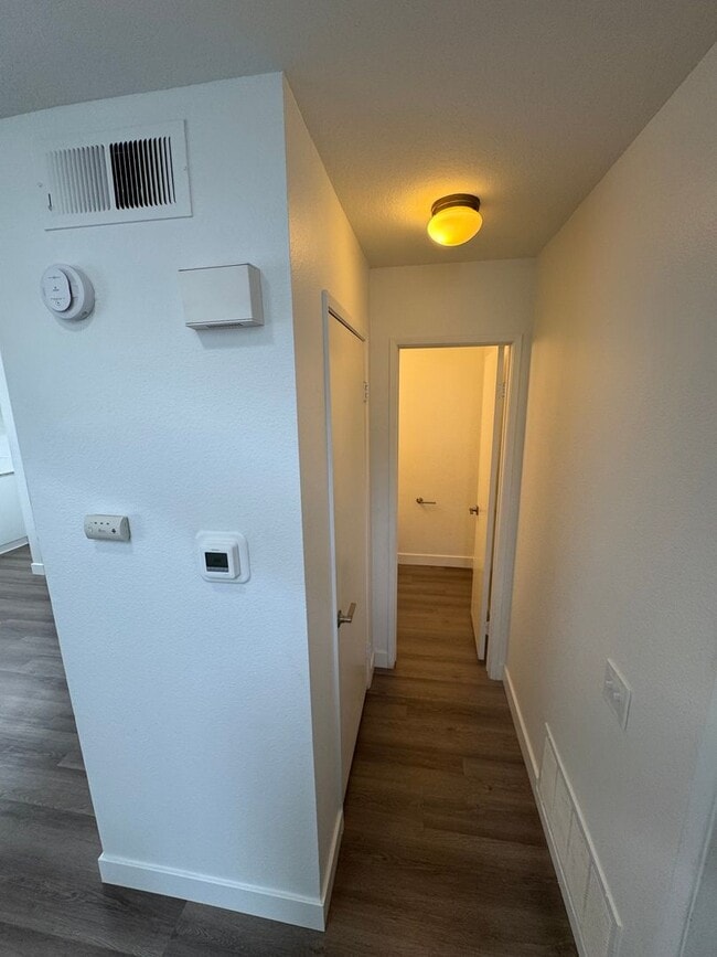 Building Photo - Condo with Amazing Lake View!