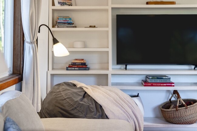 Building Photo - 59-018 Holawa St