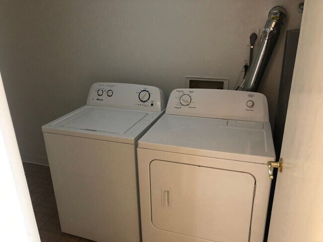 Building Photo - 2 bedroom, 1 bathroom Condominium in Auror...