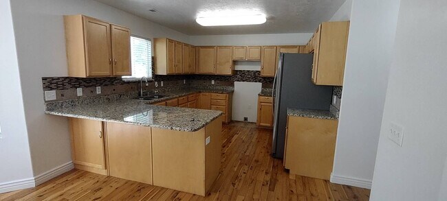 Building Photo - Beautiful 2 Story Home w attached 2 car ga...