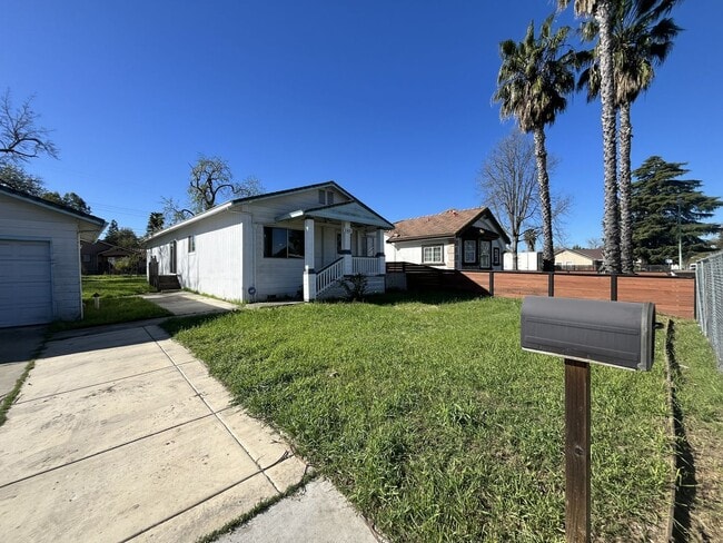Building Photo - Recently renovated 2 bed 2 bath in Sacramento!
