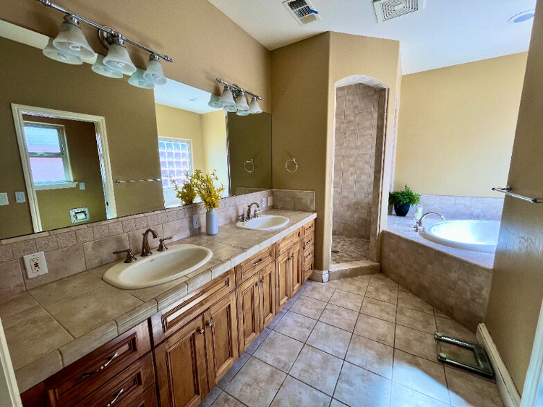 Building Photo - 4709 W Harold Ave