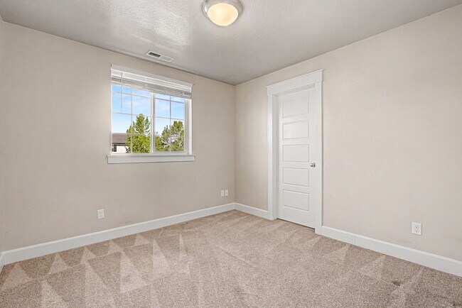 Building Photo - 5140 N Elmstone Ave
