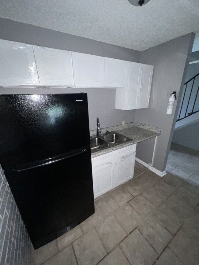 Building Photo - Newly renovated! 2 bedroom 1 bath townhous...