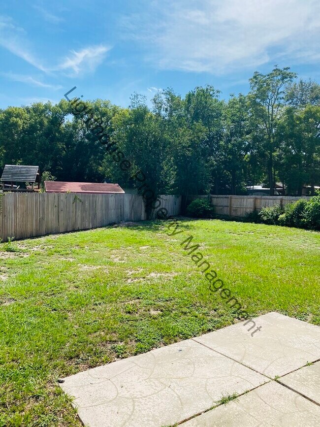 Building Photo - Beautiful 3 Bedroom Home With Fenced Backyard
