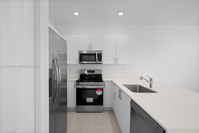 Building Photo - 715 SE 15th St