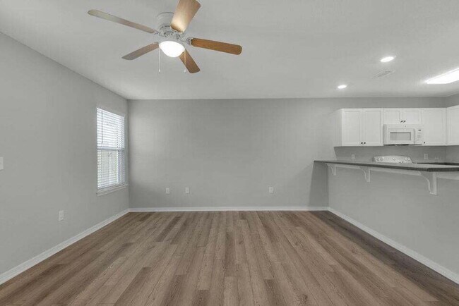 Building Photo - "Charming 2-Bedroom Townhouse with 2.5 Bat...