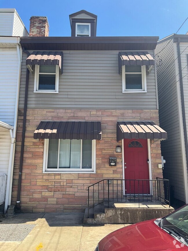 Building Photo - Spacious 4-Bedroom Home with Classic Charm...