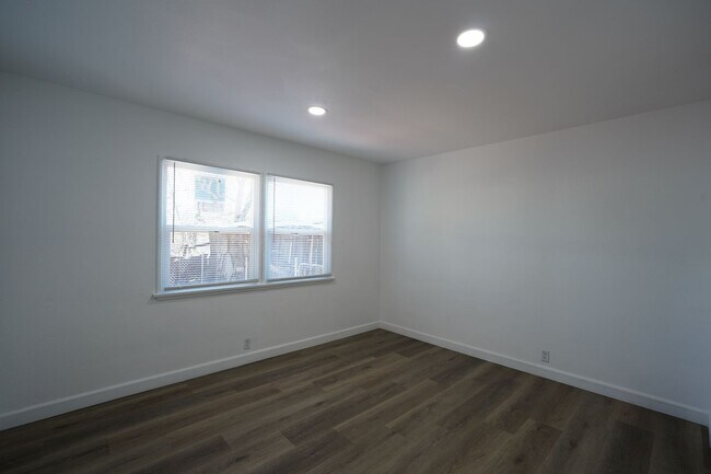 Building Photo - Dracaea Avenue