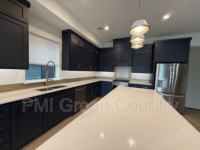 Building Photo - 130 E Elgin St