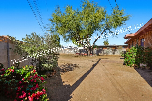 Building Photo - 2402 S Calle Yucatan