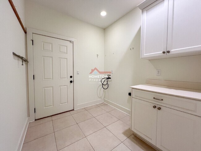 Building Photo - Beautiful 3-Bed Home with Outdoor Kitchen ...