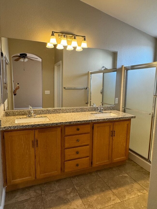 Building Photo - Single Story, 3BR, 2CRG