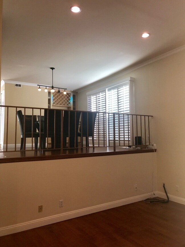 Building Photo - Beautiful and spacious multilevel townhous...