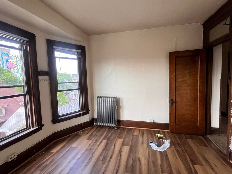 Building Photo - 408 N Henry St